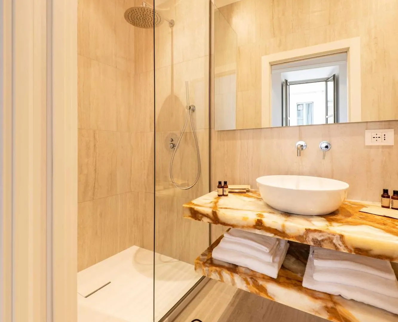 Palazzo Raggi Luxury Accomodation Rome Italy